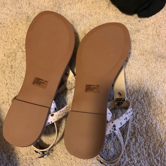 NEW Steve Madden snakeskin t-strap sandals - Picture 3 of 3